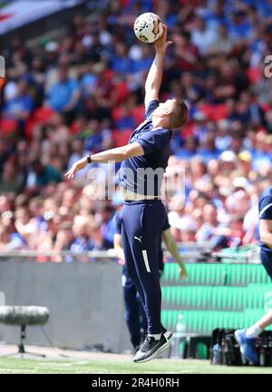 Dave Challinor, directeur du comté de Stockport, saisit le ballon sur la ligne de contact lors de la finale de la Sky Bet League Two play-off au stade Wembley, Londres. Date de la photo: Dimanche 28 mai 2023. Banque D'Images