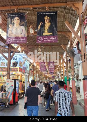 Vue sur une rue à l'intérieur du souk de l'ustensile à Deira, l'un des plus anciens et des plus établis quartiers de Dubaï, Émirats arabes Unis Banque D'Images