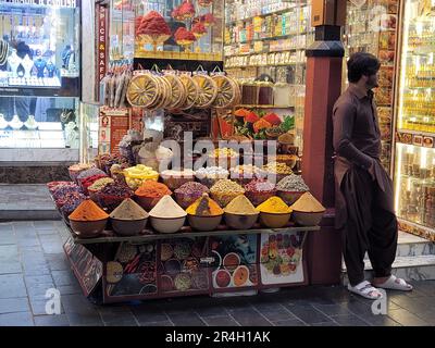 Distributeur d'épices à l'intérieur du souq d'épices à Deira, l'une des plus anciennes et des plus établies zones de Dubaï, Émirats arabes Unis Banque D'Images