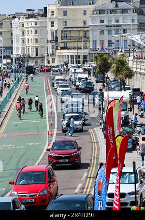 Brighton UK 28th Mai 2023 - embouteillages sur le front de mer de Brighton que les visiteurs recherchent des places de parking sur une belle journée chaude et ensoleillée à Brighton pendant le week-end de vacances en banque avec une température atteignant plus de 20 degrés dans certaines parties du Royaume-Uni : Credit Simon Dack / Alamy Live News Banque D'Images