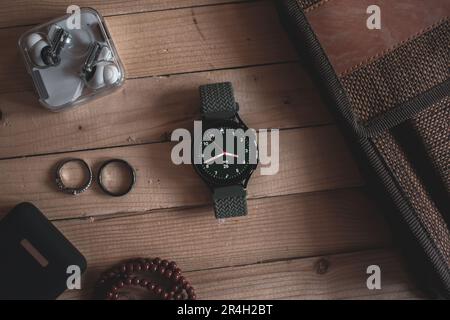 Montre intelligente sur une table en bois Banque D'Images