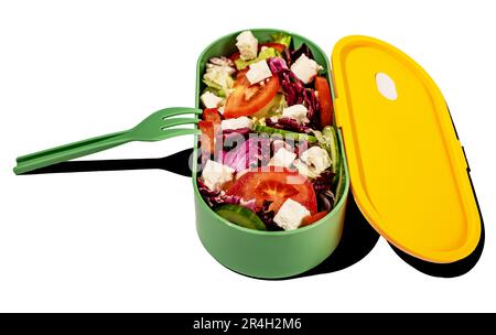 Salade saine dans une boîte repas en plastique. Mélange de légumes à l'intérieur de la boîte à lunch avec fourchette. Banque D'Images