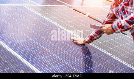 Installation, contrôle technique et évaluation des performances des panneaux d'énergie solaire. Banque D'Images