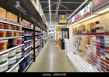 Moscou, Russie -21 août 2022. Les boîtes de peinture et les échantillons de couleur dans le magasin de matériaux de construction de Petrovich Banque D'Images