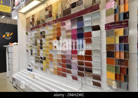 Moscou, Russie -21 août 2022. Les boîtes de peinture et les échantillons de couleur dans le magasin de matériaux de construction de Petrovich Banque D'Images