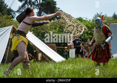 Chalfont, Royaume-Uni. 28 mai 2023. Les gladiateurs participent aux Jeux de gladiateurs au Chiltern Open Air Museum. Mis à vie par Britannia, l'un des plus grands (et plus anciens) groupes romains de reconstitution de l'U.K, les ré-acteurs montrent la vie en Grande-Bretagne romaine dans le 1st siècle après J.-C. Chiltern Open Air Museum raconte l'histoire de la région de Chilterns par la préservation de bâtiments historiques, de paysages et de culture. Credit: Stephen Chung / Alamy Live News Banque D'Images