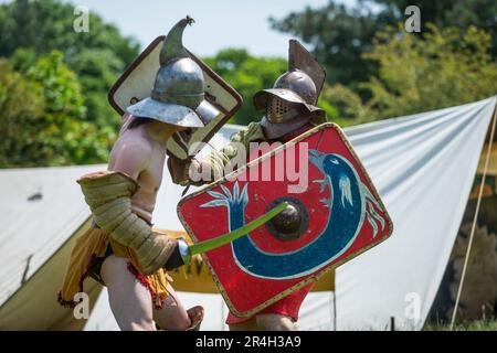 Chalfont, Royaume-Uni. 28 mai 2023. Les gladiateurs participent aux Jeux de gladiateurs au Chiltern Open Air Museum. Mis à vie par Britannia, l'un des plus grands (et plus anciens) groupes romains de reconstitution de l'U.K, les ré-acteurs montrent la vie en Grande-Bretagne romaine dans le 1st siècle après J.-C. Chiltern Open Air Museum raconte l'histoire de la région de Chilterns par la préservation de bâtiments historiques, de paysages et de culture. Credit: Stephen Chung / Alamy Live News Banque D'Images