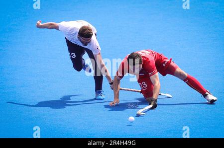 Londres, Royaume-Uni. 28th mai 2023. Sam Ward en Angleterre et Arthur de Sloover en Belgique se battent pour le ballon lors d'un match entre la Grande-Bretagne et les Red Lions de Belgique, le deuxième match (sur 12) dans la phase de groupe de la Ligue Pro FIH 2023 pour hommes, dimanche 28 mai 2023 à Londres, Royaume-Uni. BELGA PHOTO VIRGINIE LEFOUR crédit: Belga News Agency/Alay Live News Banque D'Images