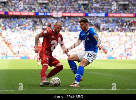 Joe Garner de Carlisle United et Ryan Rydel (à droite) du comté de Stockport se battent pour le ballon lors de la finale de la Sky Bet League Two au stade Wembley, Londres. Date de la photo: Dimanche 28 mai 2023. Banque D'Images