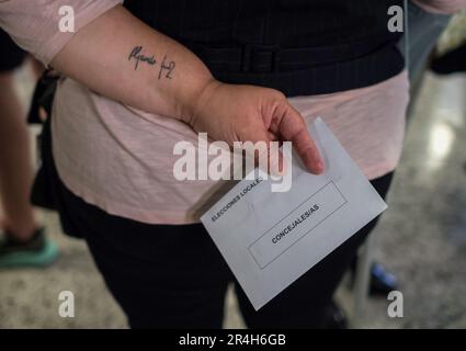 Malaga, Espagne. 28th mai 2023. Une femme tient son bulletin de vote lors des élections municipales et régionales. Les Espagnols sont appelés à voter aux élections locales et régionales sur le 28 mai pour décider des gouvernements locaux et régionaux du pays. Selon les rapports, les résultats des élections municipales et provinciales pourraient influencer le vote et les résultats des élections générales espagnoles à la fin de l'année. Crédit : SOPA Images Limited/Alamy Live News Banque D'Images