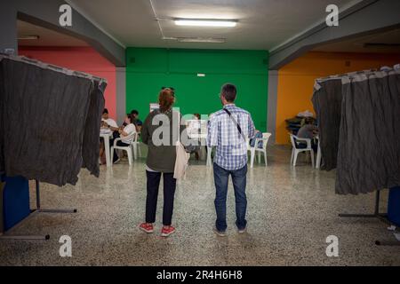 Malaga, Espagne. 28th mai 2023. Les gens attendent de voter à un bureau de vote lors des élections municipales et régionales. Les Espagnols sont appelés à voter aux élections locales et régionales sur le 28 mai pour décider des gouvernements locaux et régionaux du pays. Selon les rapports, les résultats des élections municipales et provinciales pourraient influencer le vote et les résultats des élections générales espagnoles à la fin de l'année. Crédit : SOPA Images Limited/Alamy Live News Banque D'Images