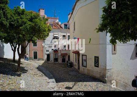 Les rues étroites du quartier d'Alfama à Lisbonne sont intéressantes à explorer Banque D'Images