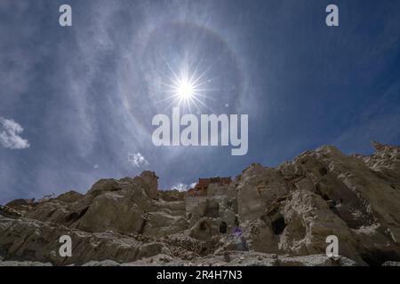 (230528) -- ZANDA, 28 mai 2023 (Xinhua) -- Un halo solaire est représenté au-dessus des grottes de Piyang dans le comté de Zanda, préfecture de Ngari, dans la région autonome du Tibet, au sud-ouest de la Chine, à 26 mai 2023. Caché parmi les collines de grès dans l'ouest du Tibet isolé, une étendue de cavernes en forme de nid d'abeille est bien loin de la portée de la plupart des voyageurs. Connues sous le nom de grottes de Donggar et de Piyang, les cavernes vieilles de 1 000 ans de la préfecture de Ngari, dans la région autonome du Tibet, contiennent l'une des plus grandes collections de peintures murales bouddhistes tibétaines au monde. Rigzin Wangzhab, 75 ans, garde le site depuis plus de 20 ans. « Wha Banque D'Images