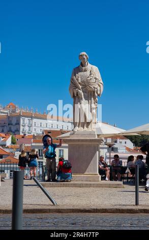 La statue de Saint Vincent donne sur les tronnets des touristes à Lisbonne Banque D'Images