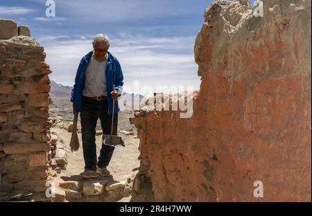 (230528) -- ZANDA, 28 mai 2023 (Xinhua) -- Rigzin Wangzhab se prépare à nettoyer une grotte dans le comté de Zanda de la préfecture de Ngari, dans la région autonome du Tibet du sud-ouest de la Chine, à 26 mai 2023. Caché parmi les collines de grès dans l'ouest du Tibet isolé, une étendue de cavernes en forme de nid d'abeille est bien loin de la portée de la plupart des voyageurs. Connues sous le nom de grottes de Donggar et de Piyang, les cavernes vieilles de 1 000 ans de la préfecture de Ngari, dans la région autonome du Tibet, contiennent l'une des plus grandes collections de peintures murales bouddhistes tibétaines au monde. Rigzin Wangzhab, 75 ans, garde le site depuis plus de 20 ans. « Quand j'étais Banque D'Images