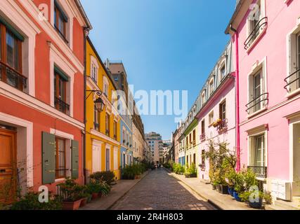 La rue colorée de la rue Crémieux au soleil Banque D'Images