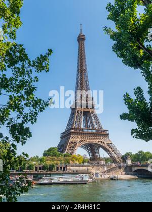 La Tour Eiffel au soleil de mai le long de la Seine Banque D'Images