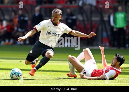 ALKMAAR - (lr) Xavi Simons de PSV Eindhoven marque le 0-1, Yukinari Sugawara d'AZ Alkmaar lors du match de première ligue néerlandais entre AZ Alkmaar et PSV au stade AFAS sur 28 mai 2023 à Alkmaar, pays-Bas. ANP OLAF KRAAK Banque D'Images