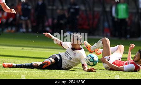 ALKMAAR - (lr) Xavi Simons de PSV Eindhoven marque le 0-1, Yukinari Sugawara d'AZ Alkmaar lors du match de première ligue néerlandais entre AZ Alkmaar et PSV au stade AFAS sur 28 mai 2023 à Alkmaar, pays-Bas. ANP OLAF KRAAK Banque D'Images