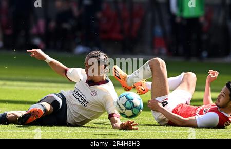 ALKMAAR - (lr) Xavi Simons de PSV Eindhoven marque le 0-1, Yukinari Sugawara d'AZ Alkmaar lors du match de première ligue néerlandais entre AZ Alkmaar et PSV au stade AFAS sur 28 mai 2023 à Alkmaar, pays-Bas. ANP OLAF KRAAK Banque D'Images