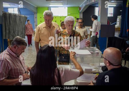 Malaga, Espagne. 28th mai 2023. Une femme âgée vote dans une urne lors des élections municipales et régionales. Les Espagnols sont appelés à voter aux élections locales et régionales sur le 28 mai pour décider des gouvernements locaux et régionaux du pays. Selon les rapports, les résultats des élections municipales et provinciales pourraient influencer le vote et les résultats des élections générales espagnoles à la fin de l'année. (Photo de Jesus Merida/SOPA Images/Sipa USA) Credit: SIPA USA/Alay Live News Banque D'Images