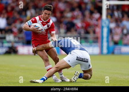 Le Brodie Croft de Salford est affronté par Ligi Sao du FC Hull lors du match de la Super League de Betfred au stade AJ Bell, à Salford. Date de la photo: Dimanche 28 mai 2023. Banque D'Images