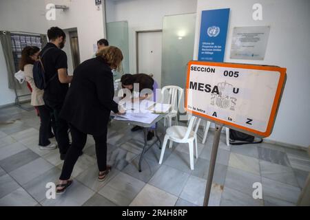 Malaga, Espagne. 28th mai 2023. Les membres du bureau de vote sont vus préparer des documents électoraux pendant les élections municipales et régionales. Les Espagnols sont appelés à voter aux élections locales et régionales sur le 28 mai pour décider des gouvernements locaux et régionaux du pays. Selon les rapports, les résultats des élections municipales et provinciales pourraient influencer le vote et les résultats des élections générales espagnoles à la fin de l'année. (Photo de Jesus Merida/SOPA Images/Sipa USA) Credit: SIPA USA/Alay Live News Banque D'Images