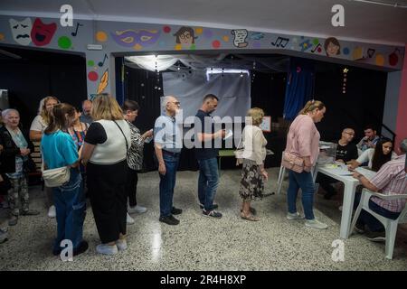 Malaga, Espagne. 28th mai 2023. Les gens attendent dans une ligne pour voter lors des élections municipales et régionales. Les Espagnols sont appelés à voter aux élections locales et régionales sur le 28 mai pour décider des gouvernements locaux et régionaux du pays. Selon les rapports, les résultats des élections municipales et provinciales pourraient influencer le vote et les résultats des élections générales espagnoles à la fin de l'année. (Photo de Jesus Merida/SOPA Images/Sipa USA) Credit: SIPA USA/Alay Live News Banque D'Images