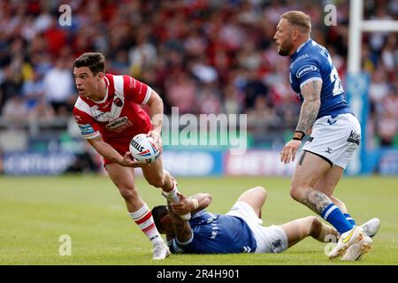 Le Brodie Croft de Salford Red est affronté par Ligi Sao du FC Hull lors du match de la Super League de Betfred au stade AJ Bell, à Salford. Date de la photo: Dimanche 28 mai 2023. Banque D'Images