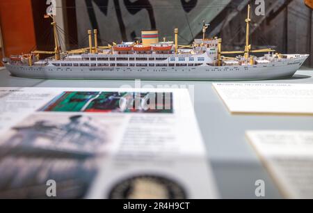 Rostock, Allemagne. 28th mai 2023. Un modèle en carton du cargo et du navire de passagers « Georg Büchner », qui a coulé dans la mer Baltique il y a dix ans, se trouve dans le boîtier en verre dans les pièces du navire de musée « Resden ». Un film documentaire sur l'histoire de l'ancien navire colonial belge, qui a coulé au large de la baie de Gdansk, sera présenté en première à Rostock sur 28 mai 2023. Il y a dix ans, le navire, qui avait plus de 153 mètres de long et 19,6 mètres de large, a coulé sans équipage. Credit: Jens Büttner/dpa/Alay Live News Banque D'Images