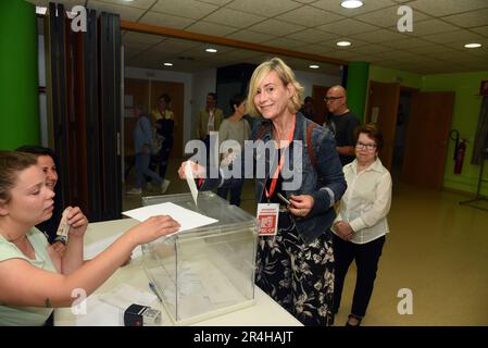 Vendrell, Espagne. 28th mai 2023. Silvia Vaquero, actuellement Conseillère pour la culture du Conseil municipal de Vendrell (COPS), vote dans une urne lors des élections locales espagnoles de 2023. Quelque 27 000 citoyens de Vendrell (Tarragone Espagne) élisent aujourd'hui leurs représentants politiques pour diriger le Conseil municipal lors des élections municipales de 2023 qui se tiennent également dans toutes les municipalités d'Espagne. Crédit : SOPA Images Limited/Alamy Live News Banque D'Images