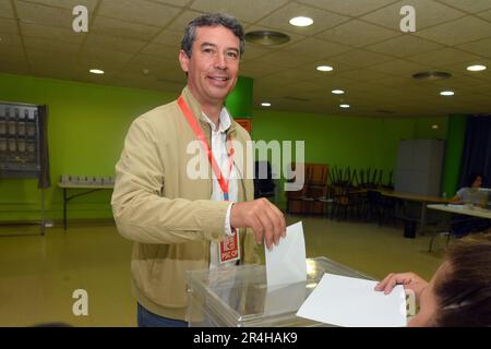 Vendrell, Espagne. 28th mai 2023. Kenneth Martinez l'actuel maire de Vendrell vote dans une urne lors des élections locales espagnoles de 2023. Quelque 27 000 citoyens de Vendrell (Tarragone Espagne) élisent aujourd'hui leurs représentants politiques pour diriger le Conseil municipal lors des élections municipales de 2023 qui se tiennent également dans toutes les municipalités d'Espagne. Crédit : SOPA Images Limited/Alamy Live News Banque D'Images