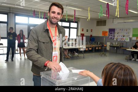 Vendrell, Espagne. 28th mai 2023. Christian Soriano le LGTBIQ actuel et le conseiller des médias du Conseil municipal de Vendrell (PSC) ont voté dans une urne lors des élections locales de 2023 en Espagne. Quelque 27 000 citoyens de Vendrell (Tarragone Espagne) élisent aujourd'hui leurs représentants politiques pour diriger le Conseil municipal lors des élections municipales de 2023 qui se tiennent également dans toutes les municipalités d'Espagne. Crédit : SOPA Images Limited/Alamy Live News Banque D'Images