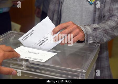 Vendrell, Espagne. 28th mai 2023. Un homme vote dans une urne lors des élections locales de 2023 en Espagne. Quelque 27 000 citoyens de Vendrell (Tarragone Espagne) élisent aujourd'hui leurs représentants politiques pour diriger le Conseil municipal lors des élections municipales de 2023 qui se tiennent également dans toutes les municipalités d'Espagne. Crédit : SOPA Images Limited/Alamy Live News Banque D'Images