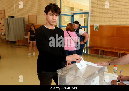 Vendrell, Espagne. 28th mai 2023. Une femme vote dans une urne lors des élections locales espagnoles de 2023. Quelque 27 000 citoyens de Vendrell (Tarragone Espagne) élisent aujourd'hui leurs représentants politiques pour diriger le Conseil municipal lors des élections municipales de 2023 qui se tiennent également dans toutes les municipalités d'Espagne. Crédit : SOPA Images Limited/Alamy Live News Banque D'Images