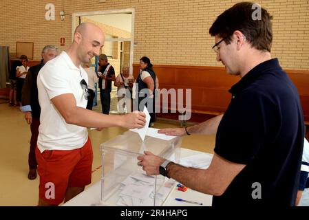 Vendrell, Espagne. 28th mai 2023. Un homme vote dans une urne lors des élections locales de 2023 en Espagne. Quelque 27 000 citoyens de Vendrell (Tarragone Espagne) élisent aujourd'hui leurs représentants politiques pour diriger le Conseil municipal lors des élections municipales de 2023 qui se tiennent également dans toutes les municipalités d'Espagne. Crédit : SOPA Images Limited/Alamy Live News Banque D'Images