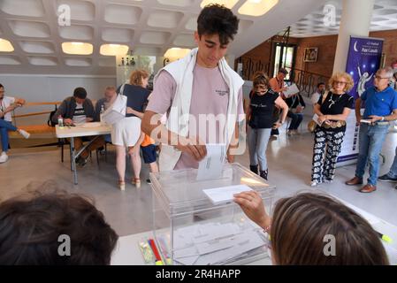 Vendrell, Espagne. 28th mai 2023. Un homme vote dans une urne lors des élections locales de 2023 en Espagne. Quelque 27 000 citoyens de Vendrell (Tarragone Espagne) élisent aujourd'hui leurs représentants politiques pour diriger le Conseil municipal lors des élections municipales de 2023 qui se tiennent également dans toutes les municipalités d'Espagne. Crédit : SOPA Images Limited/Alamy Live News Banque D'Images