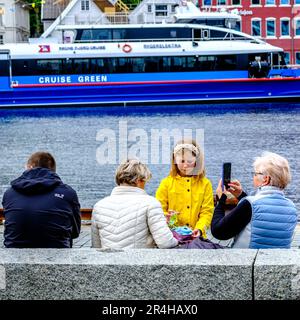 Stavanger, Rogaland, Norvège, 19 mai 2023, femme âgée ou grand-mère prenant une photo d'enfant ou de grand-fille famille en train de crier le port de Stavanger avec Banque D'Images