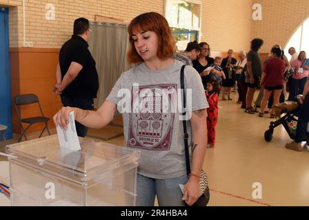 Vendrell, Espagne. 28th mai 2023. Une femme vote dans une urne lors des élections locales espagnoles de 2023. Quelque 27 000 citoyens de Vendrell (Tarragone Espagne) élisent aujourd'hui leurs représentants politiques pour diriger le Conseil municipal lors des élections municipales de 2023 qui se tiennent également dans toutes les municipalités d'Espagne. (Photo de Ramon Costa/SOPA Images/Sipa USA) crédit: SIPA USA/Alay Live News Banque D'Images