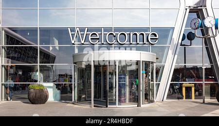 Panneau de bienvenue, grandes lettres à l'entrée du terminal de l'aéroport d'Eindhoven. Pays-Bas Banque D'Images