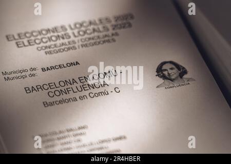 Barcelone, Espagne. 28th mai 2023. Un bulletin de vote pour Ada Colau est vu à un bureau de vote. Lors des élections municipales de Barcelone pour élire le Conseil municipal de 12th. Une course serrée est attendue entre Ada Colua, la mairie de gauche, la candidate socialiste Jaume Collboni ou l'ancien maire conservateur Xavier Trias. Credit: Matthias Oesterle/Alamy Live News Banque D'Images