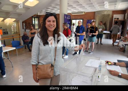 Vendrell, Espagne. 28th mai 2023. Une femme vote dans une urne lors des élections locales espagnoles de 2023. Quelque 27 000 citoyens de Vendrell (Tarragone Espagne) élisent aujourd'hui leurs représentants politiques pour diriger le Conseil municipal lors des élections municipales de 2023 qui se tiennent également dans toutes les municipalités d'Espagne. (Photo de Ramon Costa/SOPA Images/Sipa USA) crédit: SIPA USA/Alay Live News Banque D'Images