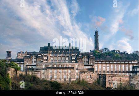 Edimbourg grands bâtiments à l'aube d'hiver. St Andrews House, siège social du gouvernement écossais et monuments de Calton Hill, Écosse, Royaume-Uni Banque D'Images