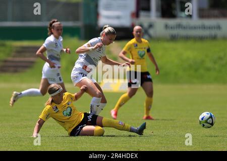 Maria Agerholm Olsen (10 Altach) chalaning Nathalie Schieder (26 Neulengbach) pendant la planète Pure Frauen Bundesliga Match USV Neulengbach vs SCR Altach à Wienerwald Stadion Neulengbach (Tom Seiss/ SPP) Credit: SPP Sport Press photo. /Alamy Live News Banque D'Images