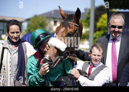 Le jockey Chris Hayes célèbre la victoire des Tattersalls Irish 1 000 Guinéas sur Tahiyra aux côtés de la propriétaire Princess Zahra Aga Khan (à gauche) et de l'entraîneur Dermot Weld (à droite) à l'hippodrome de Curragh dans le comté de Kildare, en Irlande. Date de la photo: Dimanche 28 mai 2023. Banque D'Images