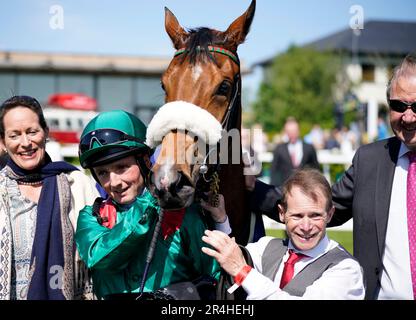 Le jockey Chris Hayes célèbre la victoire des Tattersalls Irish 1 000 Guinéas sur Tahiyra aux côtés de la propriétaire Princess Zahra Aga Khan (à gauche) et de l'entraîneur Dermot Weld (à droite) à l'hippodrome de Curragh dans le comté de Kildare, en Irlande. Date de la photo: Dimanche 28 mai 2023. Banque D'Images