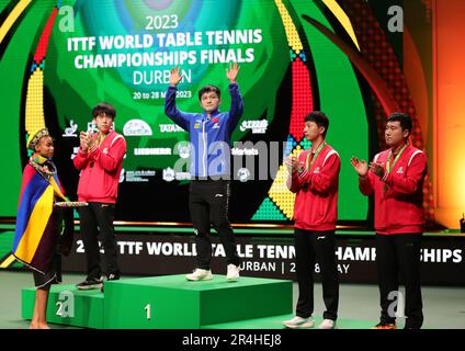 Durban, Afrique du Sud. 28th mai 2023. Le médaillé d'or Fan Zhendong (3rd L) de la Chine se fait monter sur le podium, en tant que médaillé d'argent Wang Chuqin (2nd L) de Chine et médaillé de bronze Ma long (2nd R) Et Liang Jingkun de Chine applaudit lors de la cérémonie de remise des prix pour l'épreuve des célibataires hommes lors des finales des Championnats du monde de tennis de table 2023 de l'ITTF à Durban, en Afrique du Sud, en 28 mai 2023. Crédit: Wang Dongzhen/Xinhua/Alay Live News Banque D'Images