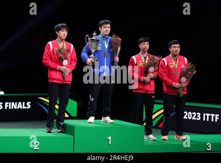 Durban, Afrique du Sud. 28th mai 2023. Le médaillé d'or Fan Zhendong (2nd L) de Chine, le médaillé d'argent Wang Chuqin (1st L) de Chine et les médaillés de bronze Ma long (2nd R) et Liang Jingkun de Chine assistent à la cérémonie de remise des prix de l'épreuve des célibataires hommes lors des finales des Championnats du monde de tennis de table 2023 de l'ITTF à Durban, en Afrique du Sud, 28 mai 2023. Crédit: Wang Dongzhen/Xinhua/Alay Live News Banque D'Images