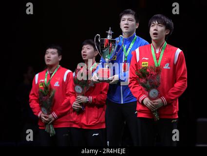 Durban, Afrique du Sud. 28th mai 2023. Médaillé d'or Fan Zhendong (2nd R) de Chine, médaillé d'argent Wang Chuqin (1st R) de Chine et médaillé de bronze Ma long (2nd L) Et Liang Jingkun de Chine chantant l'hymne national lors de la cérémonie de remise des prix pour l'épreuve des célibataires hommes lors des finales des Championnats du monde de tennis de table 2023 de l'ITTF à Durban, en Afrique du Sud, au 28 mai 2023. Crédit: Wang Dongzhen/Xinhua/Alay Live News Banque D'Images