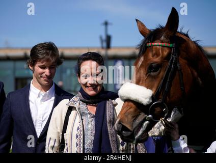 Propriétaire Princesse Zahra Aga Khan avec Tahiyra après les Tattersalls Irish 1 000 Guinéas à l'hippodrome de Curragh dans le comté de Kildare, en Irlande. Date de la photo: Dimanche 28 mai 2023. Banque D'Images